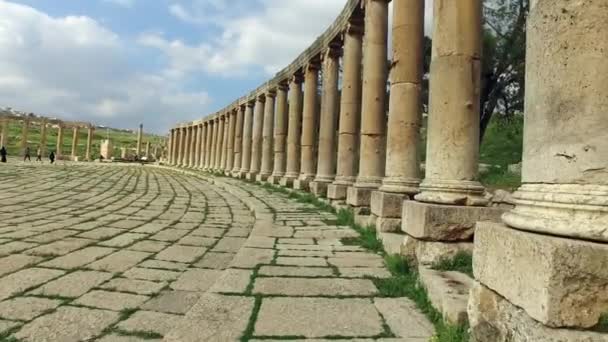 Oude historische pijlers van een oude Romeinse tempel - Video