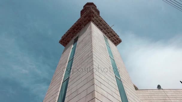 Wysoki minaret meczetu biały. 3 - Materiał filmowy, wideo
