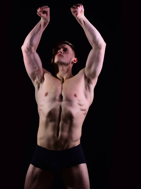筋肉トルソと強い男性 abs、フィットネス モデルを持つ男 - 写真・画像