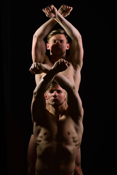 Jungs, muskulöse Zwillingsmänner mit nacktem Oberkörper, Sixpack in Unterwäsche - Foto, Bild