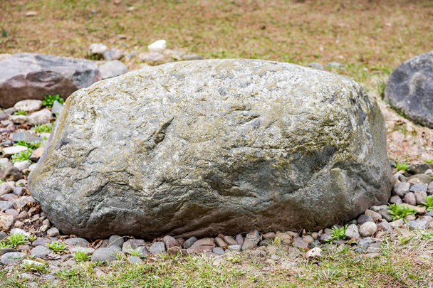 Riesenstein auf dem Rasen - Foto, Bild