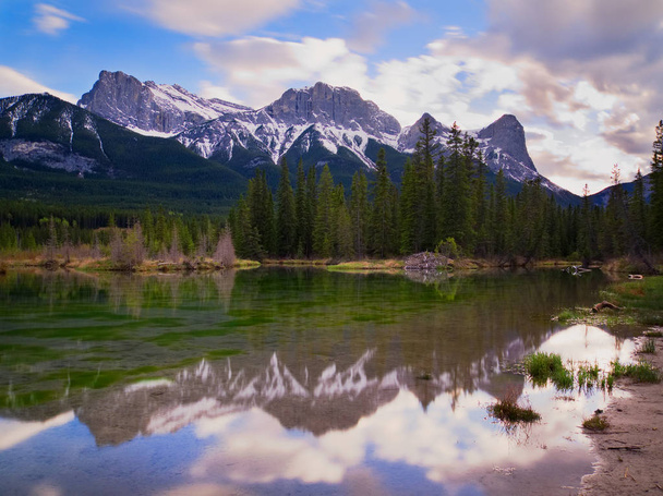 Καναδικά βραχώδη όρη, αντικατοπτρίζοντας σε ήρεμο νερό - Φωτογραφία, εικόνα