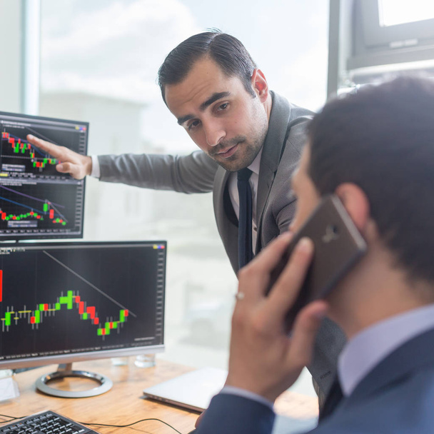 broker azionari guardando schermi del computer, trading online. - Foto, immagini