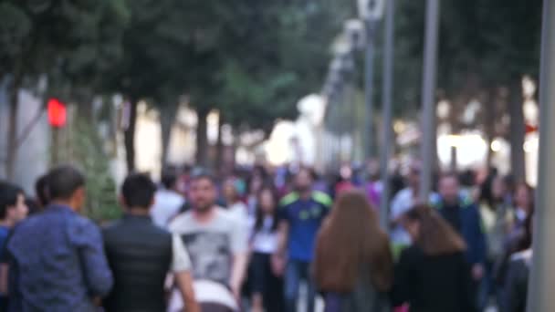 Nimetön väkijoukko kävelee City Streetillä Suhahduksessa. Hidas liike
 - Materiaali, video