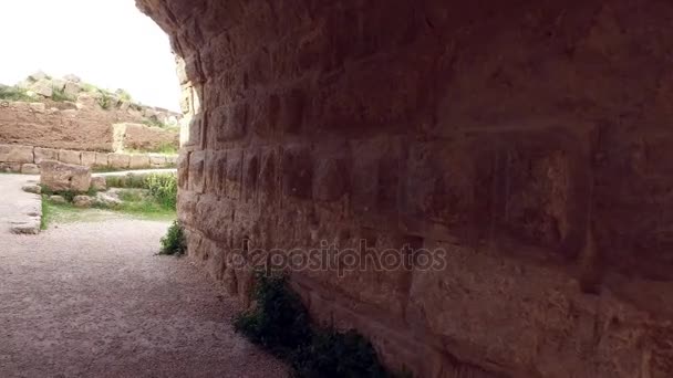 Starożytne historycznego ściany starożytnej rzymskiej świątyni w Jordanii - Materiał filmowy, wideo