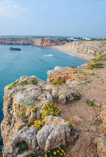 Pohled z útesu nedaleko pevnosti Sagres v Portugalsku - Fotografie, Obrázek