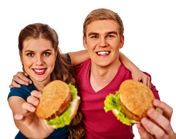 Çift hızlı yemek yeme. Erkek ve kadın hamburger yemek - Fotoğraf, Görsel