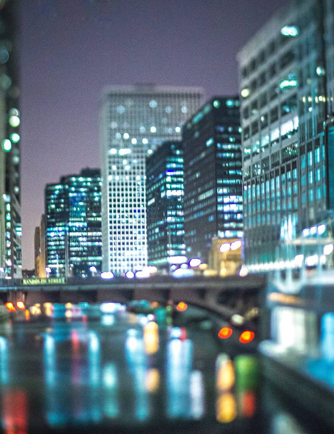 シカゴイリノイチルト効果夜の都市景観 - 写真・画像