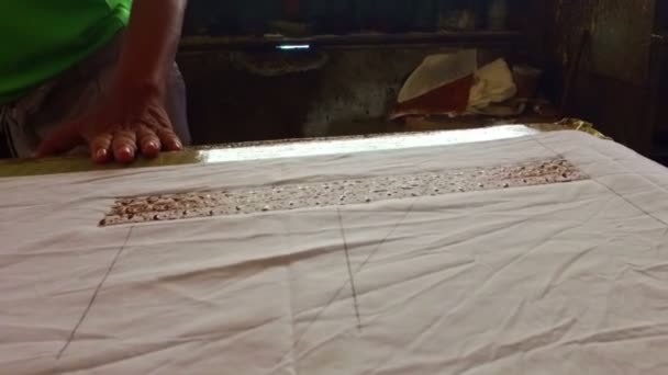 Impresión sobre tela para hacer batik en Indonesia
  - Metraje, vídeo