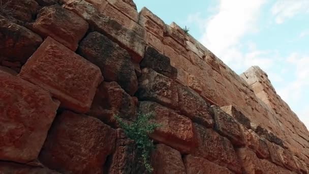 Muur op Romeinse ruïnes in de stad van Jerash in Jordanië - Video