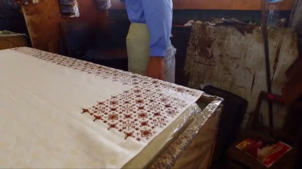 Endonezya batik yapmak kumaş üzerine baskı  - Video, Çekim