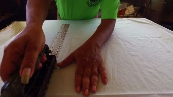 Impression sur tissu pour faire du batik en Indonésie
  - Séquence, vidéo