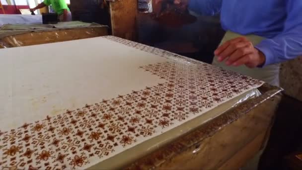 Druck auf Stoff zur Herstellung von Batik in Indonesien  - Filmmaterial, Video