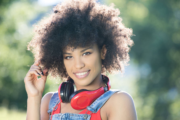 African american girl with headphones. - Foto, immagini