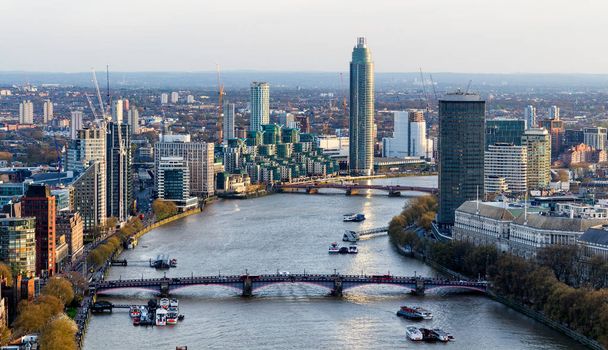 Vista aérea de Londres e do Rio Tâmisa, Reino Unido
 - Foto, Imagem