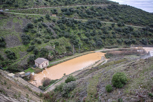 Ανεμογεννήτριες και υδροηλεκτρικός σταθμός δίπλα από τον υπερχειλιστή του ταμιευτήρα Rumblar, αποβολή νερού μετά από αρκετούς μήνες της βροχής, Jaen, Ισπανία - Φωτογραφία, εικόνα