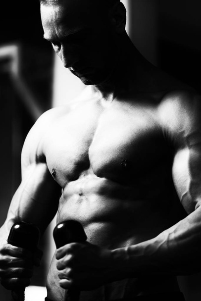 Bodybuilder Exercising Biceps - Foto, Imagem