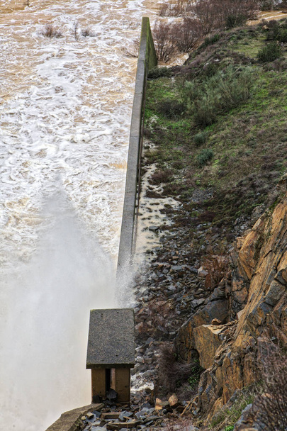Δεξαμενή Jandula, αποβολή νερού μετά από αρκετούς μήνες της βροχής, Jaen, Ισπανία - Φωτογραφία, εικόνα