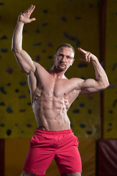 Man In Gym Showing His Well Trained Body - Φωτογραφία, εικόνα