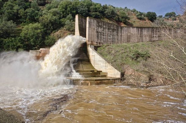 Déversoir du barrage de Yeguas, province de Cordoue, Espagne
 - Photo, image