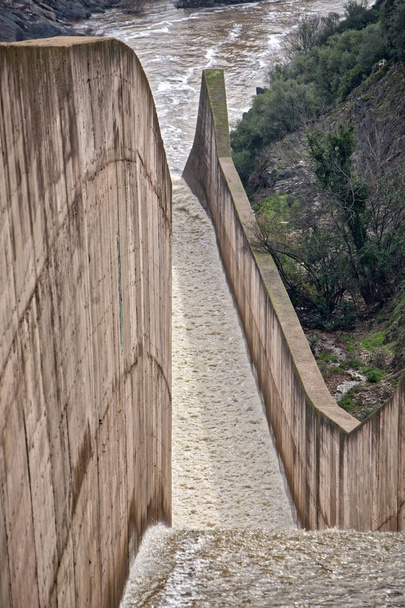 Vertedero de la presa de las Yeguas, provincia de Córdoba, España
 - Foto, imagen