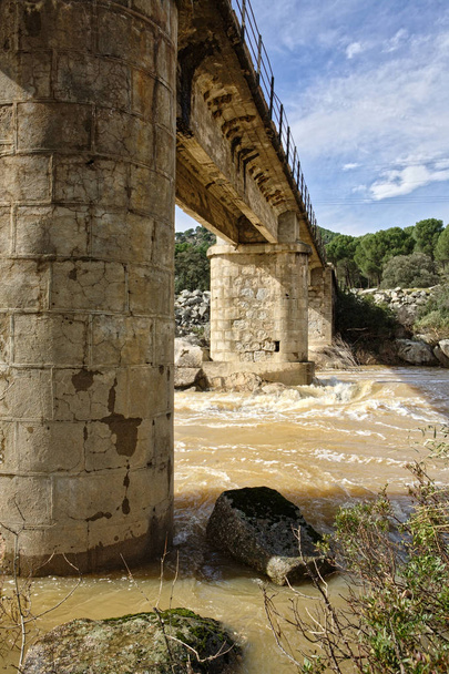 Puente sobre el río yeguas cerca del embalse hidroeléctrico central de Encinarejo, cerca de Andujar, Sierra Morena, provincia de Jaén, Andalucía, España
 - Foto, imagen