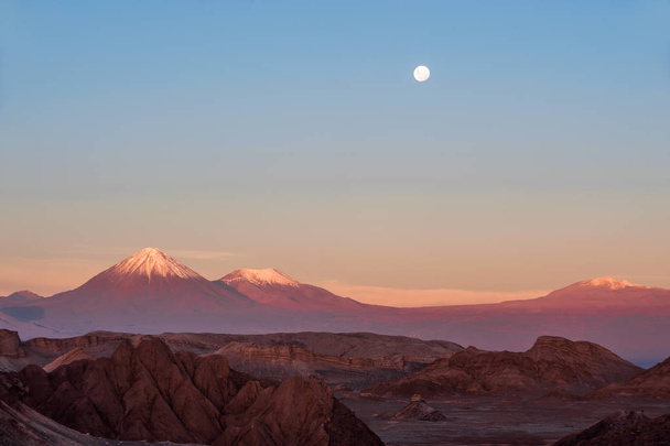 Telihold-a Hold völgyében. Chile - Fotó, kép