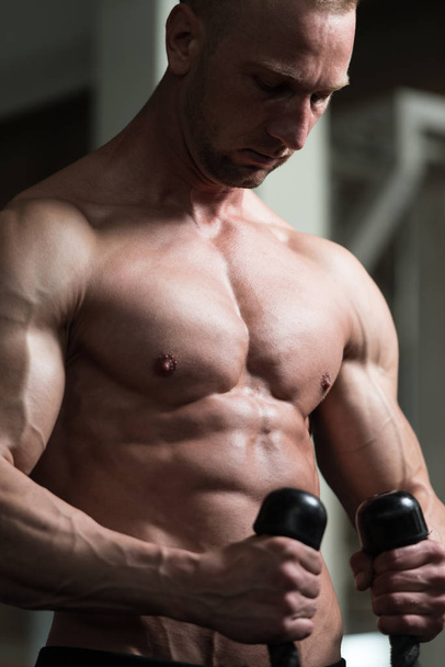 Bodybuilder Exercising Biceps - Foto, afbeelding
