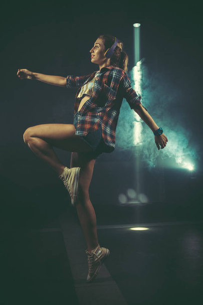 animated woman dancing - Foto, Bild