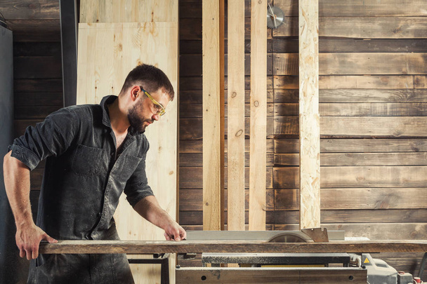 carpenter sawing board - Photo, Image