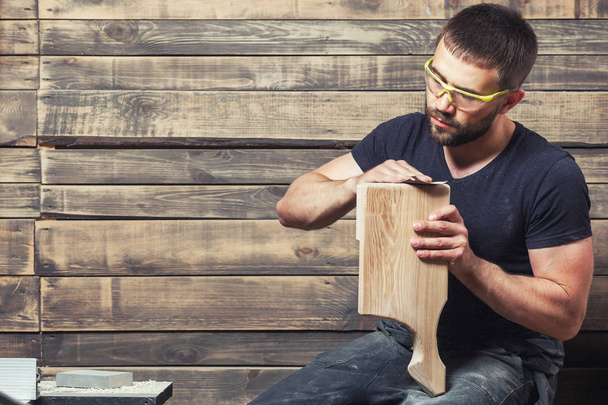 Mann sägt Holzbrett aus - Foto, Bild