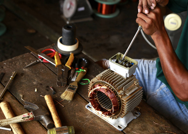 ремонтник при проведении ремонтных работ электродвигателей
 - Фото, изображение