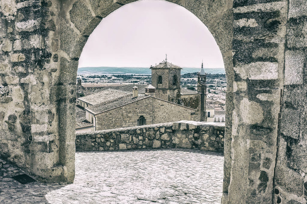 Vista do lado superior para o centro da cidade medieval de Trujillo und
 - Foto, Imagem