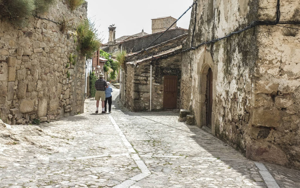 Couple de personnes âgées marchant dans une rue médiévale à Trujillo, Espagne
 - Photo, image
