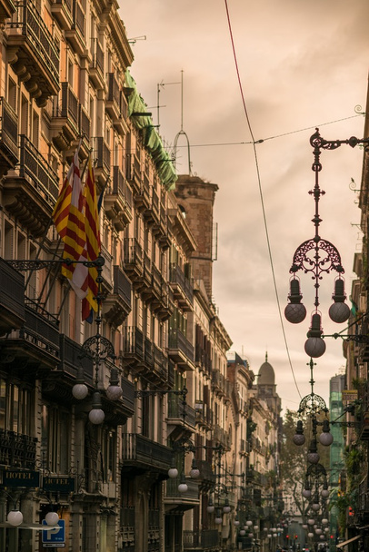 Вулиця в Барселоні з багато ліхтарів - Фото, зображення