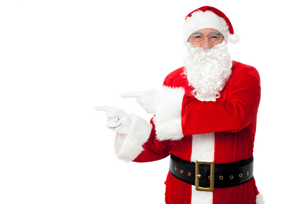 Weihnachtsmann zeigt auf leeren Kopierraum - Foto, Bild