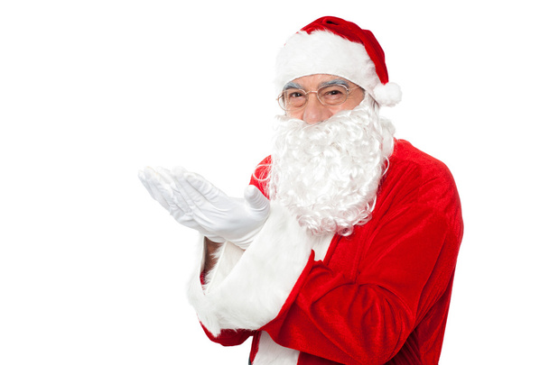 Счастливый Санта-Клаус улыбается с открытыми ладонями
 - Фото, изображение