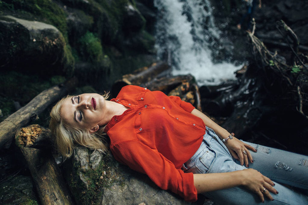 beautiful woman posing near waterfall - Foto, Bild