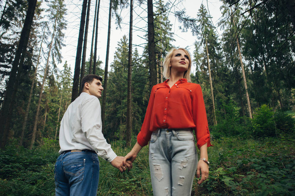 loving young couple in forest. - Foto, afbeelding