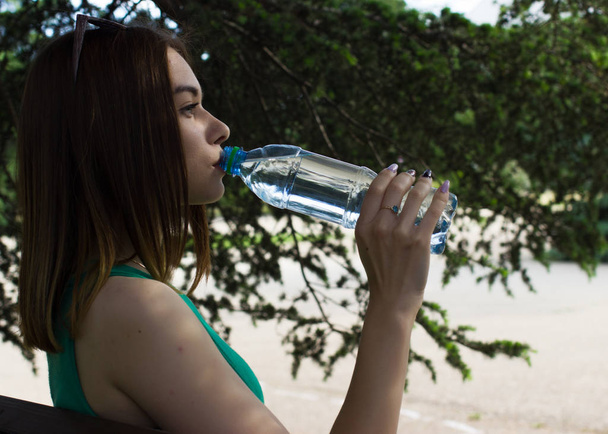 Genç kız içecekler tatlı su, açık güzel - Fotoğraf, Görsel