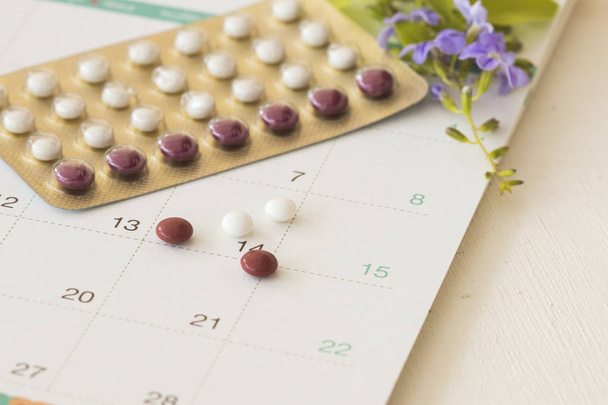 antikoncepční pilulky dítěte na ženu a kalendář  - Fotografie, Obrázek