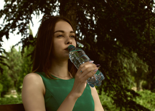 Νέοι όμορφο κορίτσι ποτά φρέσκο νερό, υπαίθριο - Φωτογραφία, εικόνα