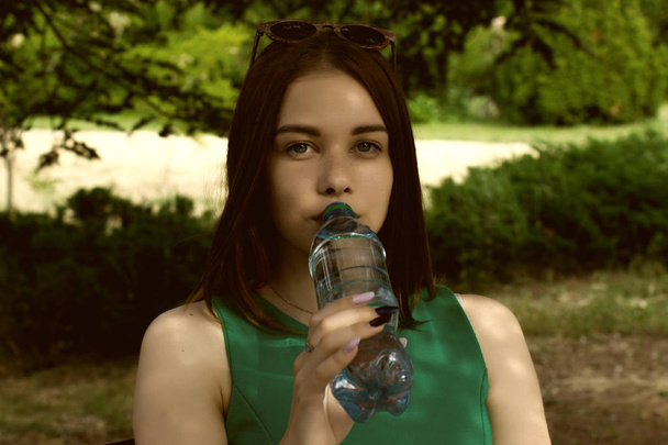 Jeune jolie fille boit de l'eau douce, extérieur
 - Photo, image