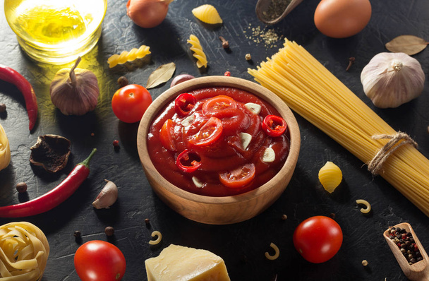 tomato sauce in bowl - Foto, immagini