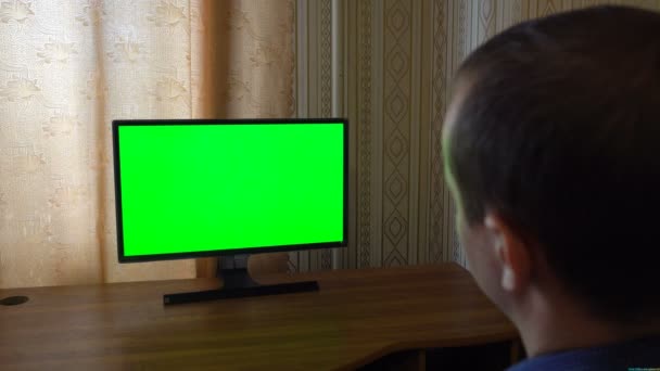 Mužské ruky s Tv dálkové přepínání kanálů na zelenou obrazovku Tv úhlu pohledu - Záběry, video