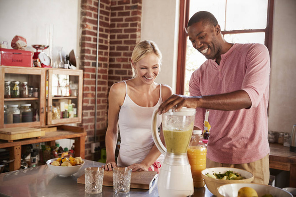 couple making smoothies - Foto, immagini