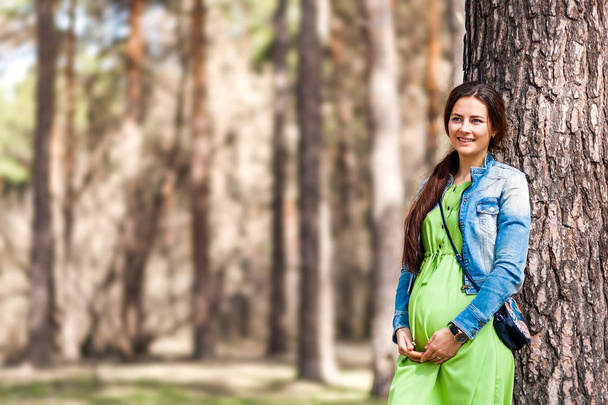 hamile esmer yürüyüş - Fotoğraf, Görsel