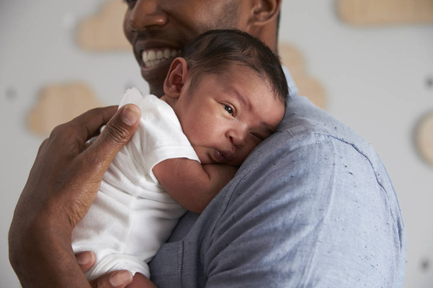 Father Holding Newborn Baby - Φωτογραφία, εικόνα