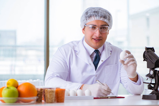 Besin uzmanı gıda ürünlerini laboratuarda test ediyor. - Fotoğraf, Görsel