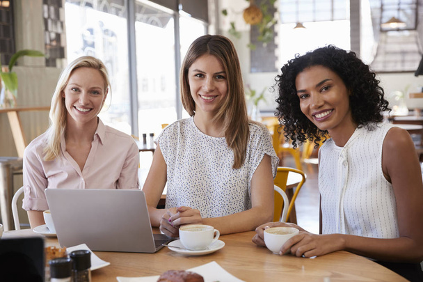 Businesswomen Meeting In Coffee Shop - Фото, зображення